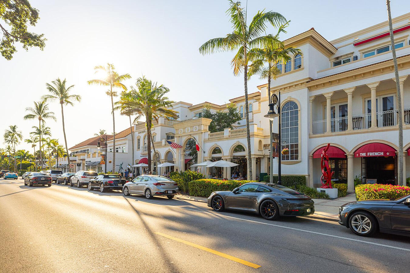 Fifth Avenue South Upscale shopping, fine dining, and charming downtown Naples.